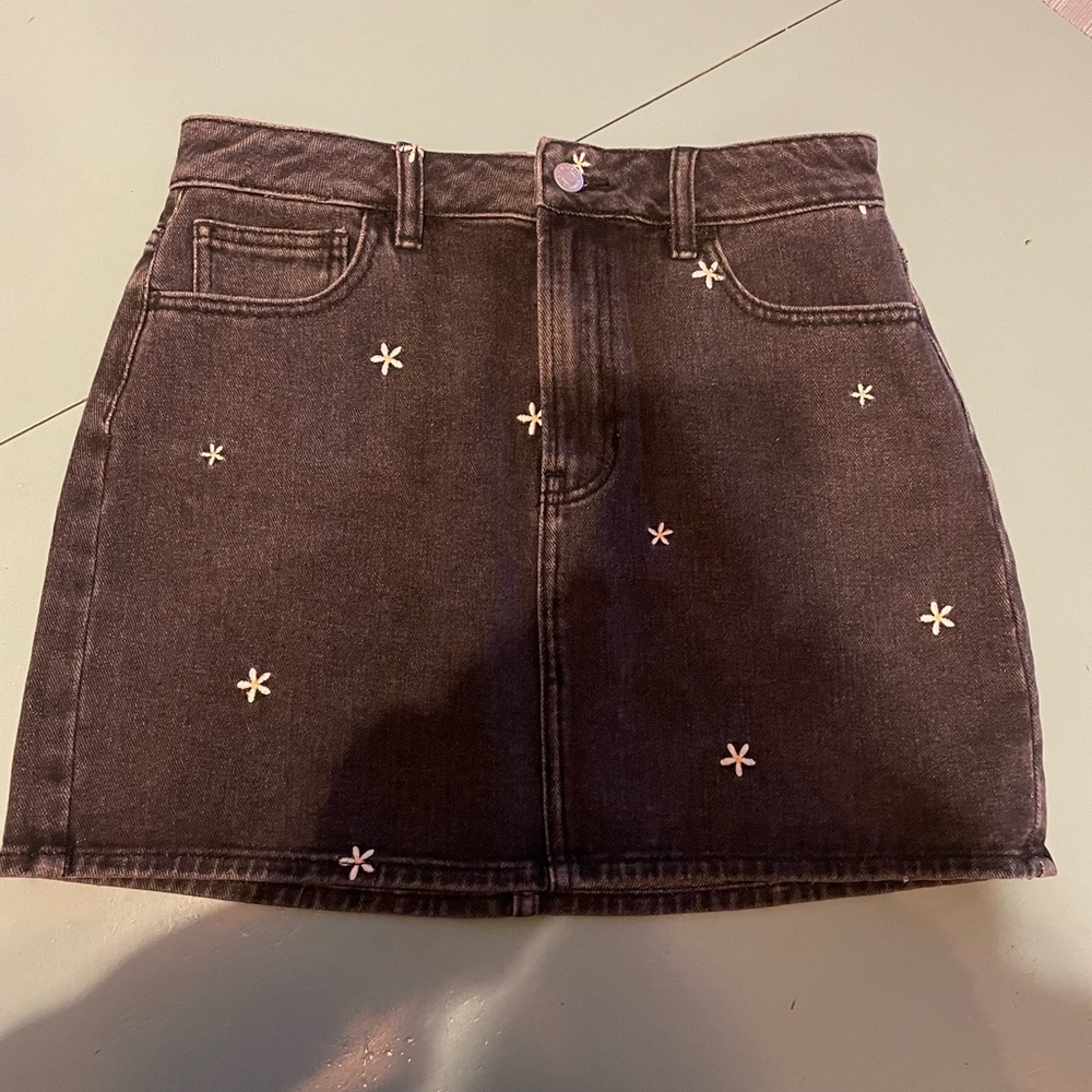pacsun black denim skirt with daisys size 27